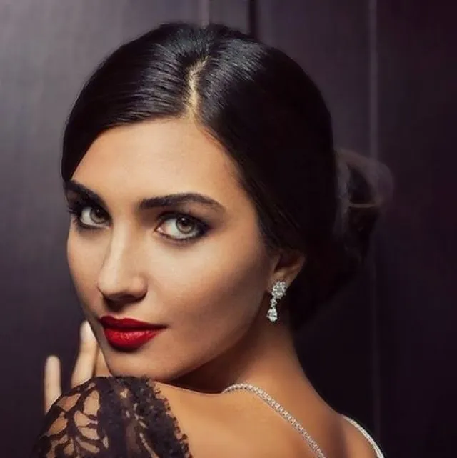 Nghệ sĩ Tuba Buyukustun