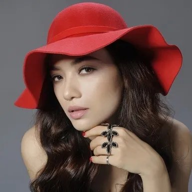 Nghệ sĩ Tinna Tình