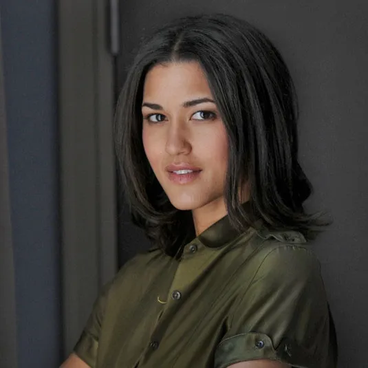 Nghệ sĩ Julia Jones