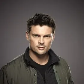 Nghệ sĩ Karl Urban