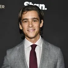 Nghệ sĩ Brenton Thwaites