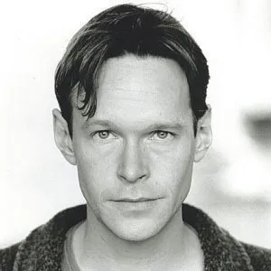 Nghệ sĩ Steven Mackintosh