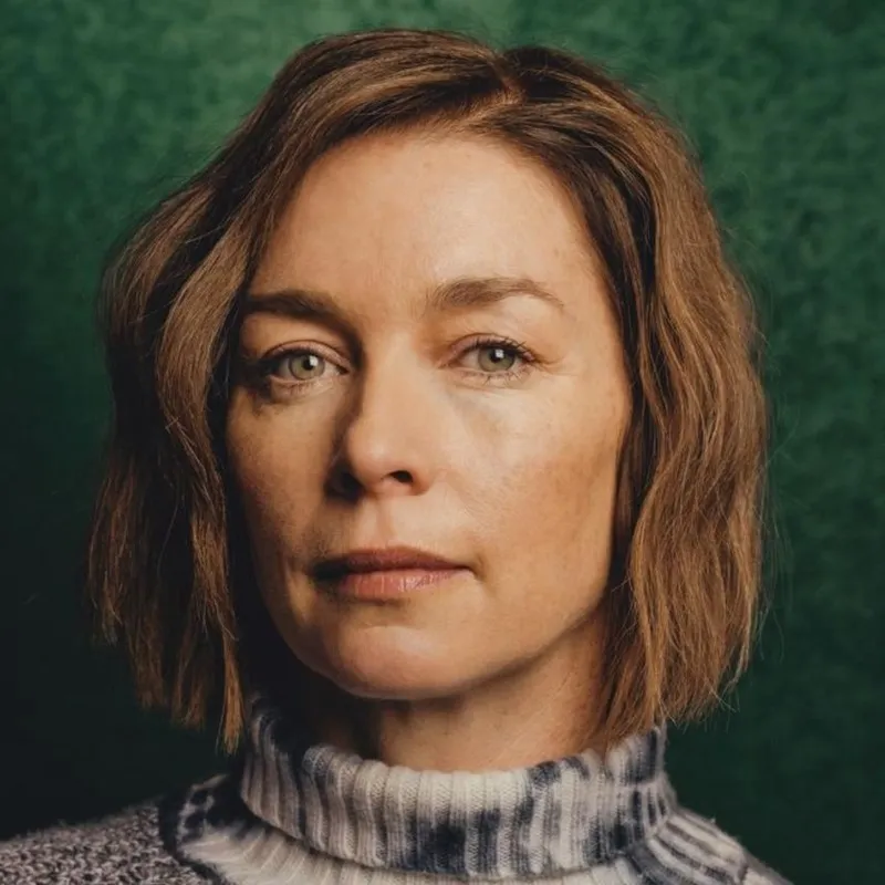 Nghệ sĩ Julianne Nicholson