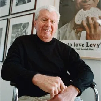 Nghệ sĩ Howard Zieff