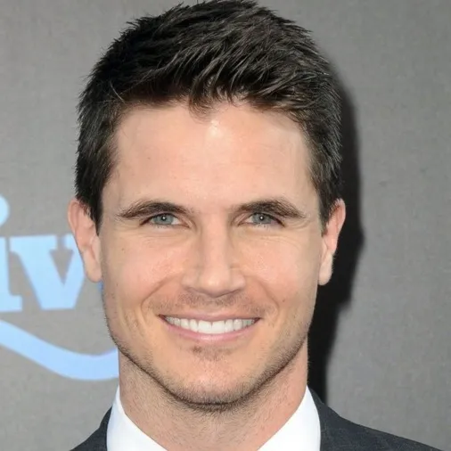 Nghệ sĩ Robbie Amell