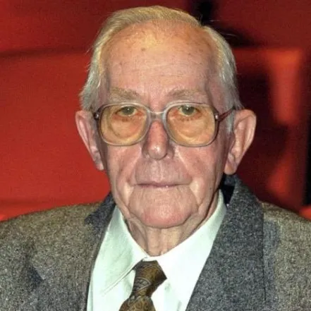Nghệ sĩ Lewis Gilbert