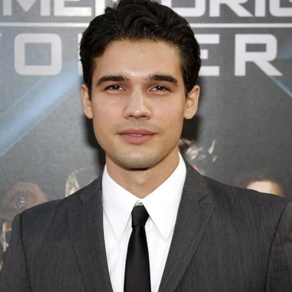 Nghệ sĩ Steven Strait