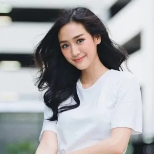 Nghệ sĩ Pie Rinrada Kaewbuasai