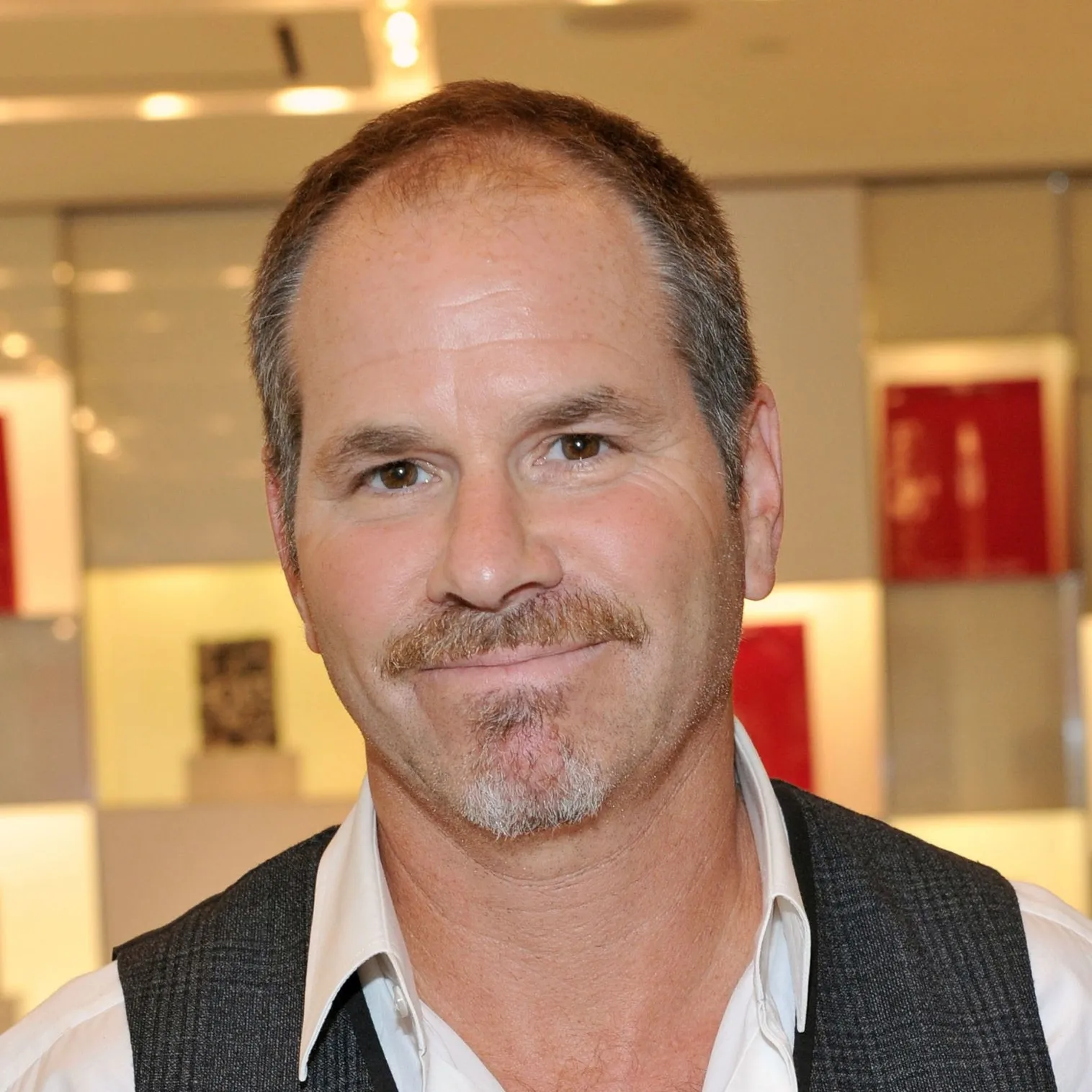 Nghệ sĩ Richard J. Lewis