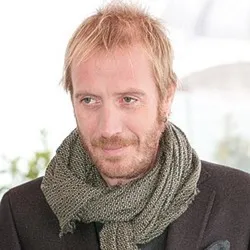 Nghệ sĩ Rhys Ifans