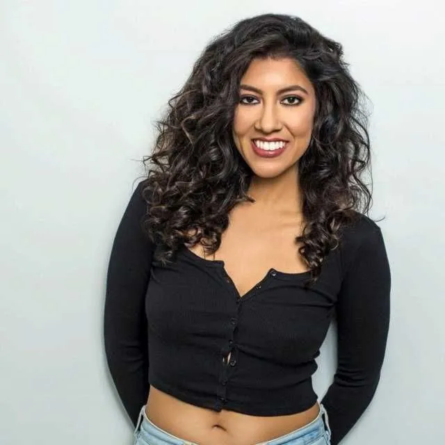 Nghệ sĩ Stephanie Beatriz