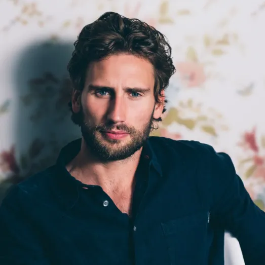 Nghệ sĩ Edward Holcroft