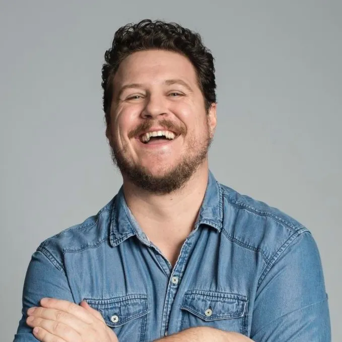 Nghệ sĩ Cameron Britton