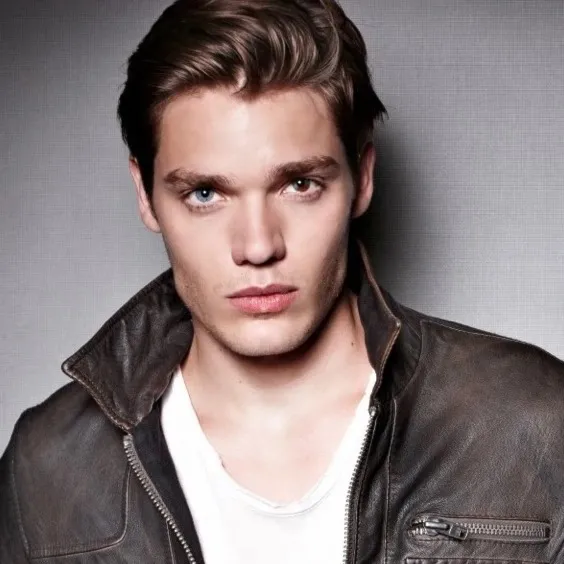 Nghệ sĩ Dominic Sherwood