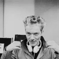 Nghệ sĩ Carl Hindmarch