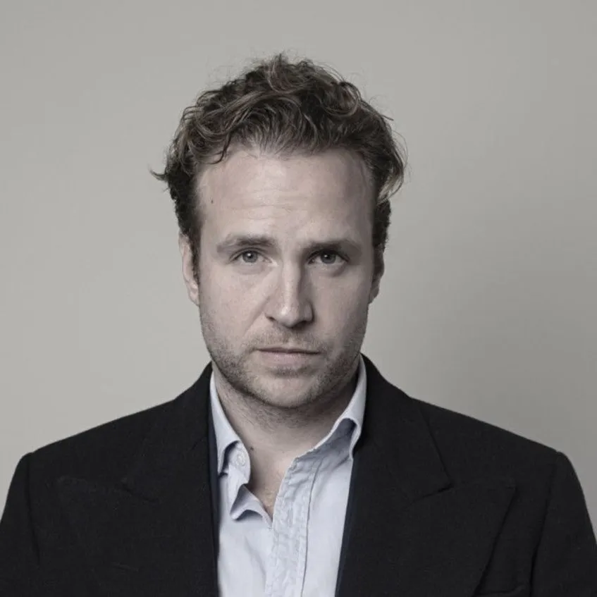 Nghệ sĩ Rafe Spall