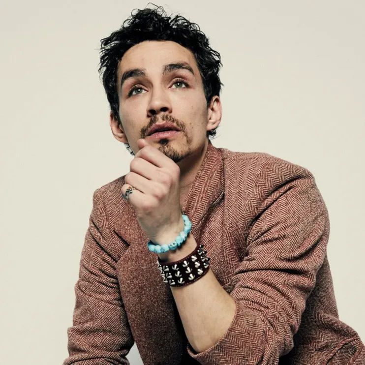 Nghệ sĩ Robert Sheehan