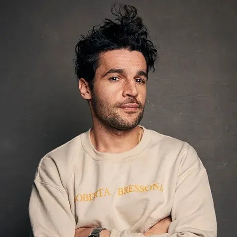 Nghệ sĩ Christopher Abbott