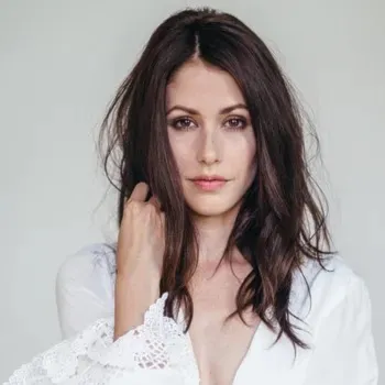 Nghệ sĩ Amanda Crew