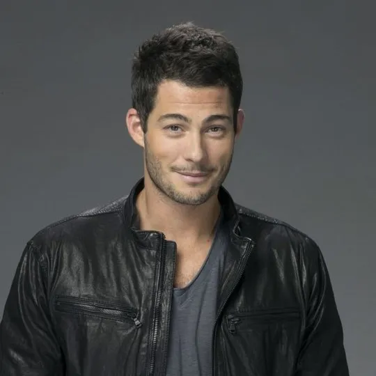 Nghệ sĩ Brian Hallisay