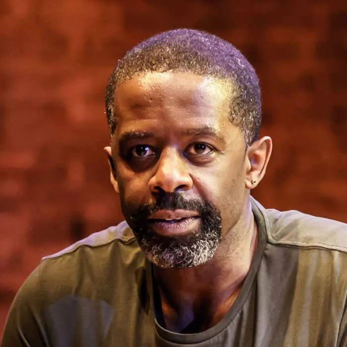 Nghệ sĩ Adrian Lester