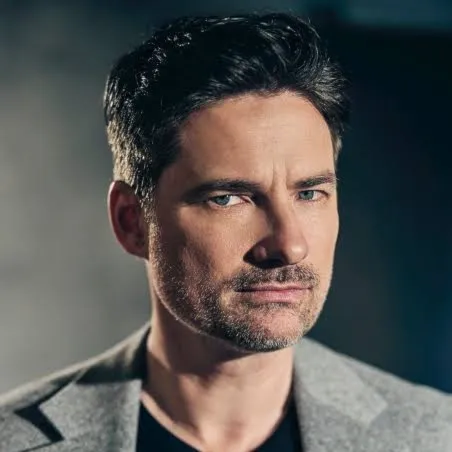 Nghệ sĩ Warren Christie