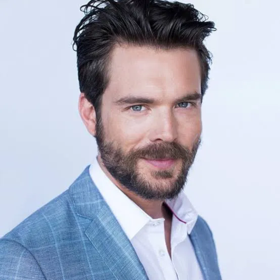 Nghệ sĩ Charlie Weber