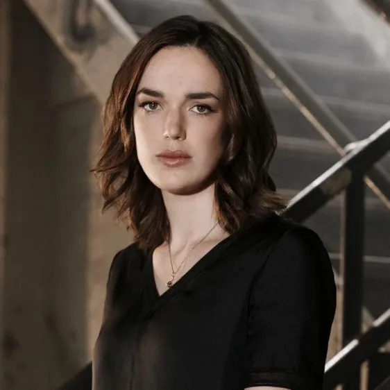 Nghệ sĩ Elizabeth Henstridge