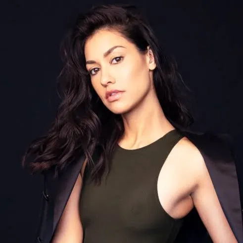 Nghệ sĩ Janina Gavankar