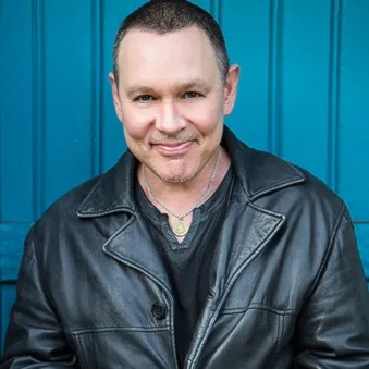 Nghệ sĩ Doug Hutchison