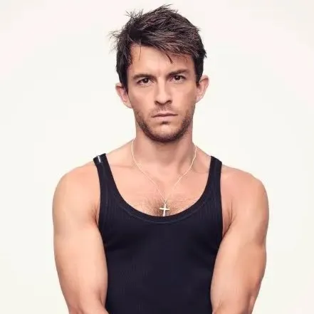 Nghệ sĩ Jonathan Bailey
