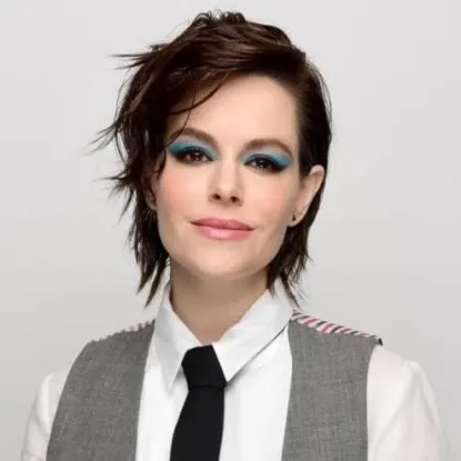 Nghệ sĩ Emily Hampshire