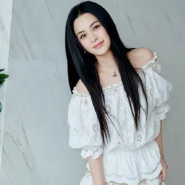 Nghệ sĩ Chung Hân Đồng