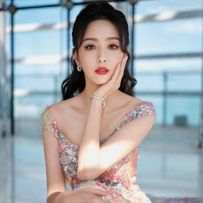 Nghệ sĩ Đồng Lệ Á