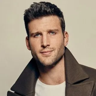 Nghệ sĩ Parker Young
