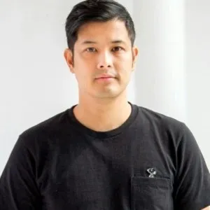 Nghệ sĩ Tle Tawan Charuchinda