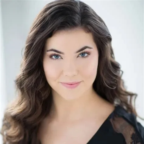 Nghệ sĩ Alexa MacDougall