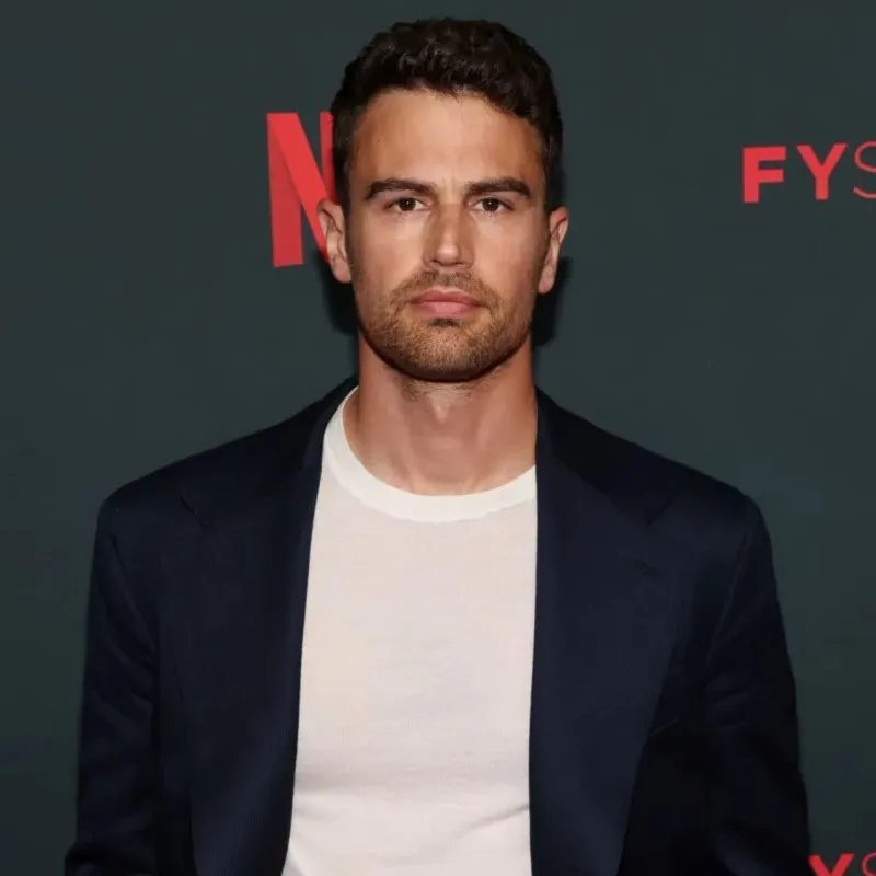 Nghệ sĩ Theo James