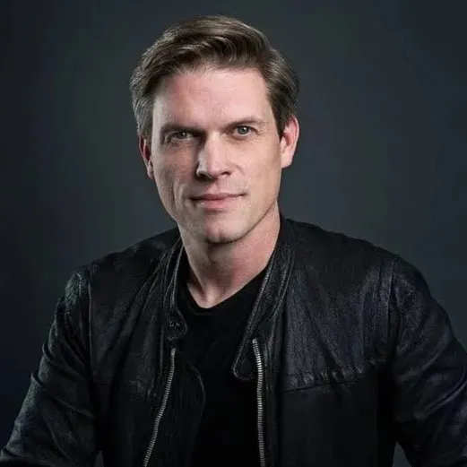 Nghệ sĩ Chris Kemp