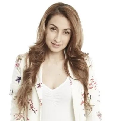 Nghệ sĩ Katreeya English