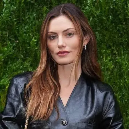 Nghệ sĩ Phoebe Tonkin