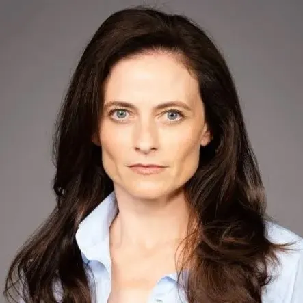 Nghệ sĩ Lara Pulver