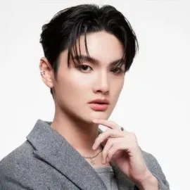 Nghệ sĩ Tanawat Hudchaleelaha