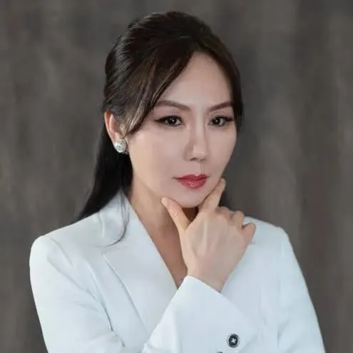 Nghệ sĩ Crystal J. Huang