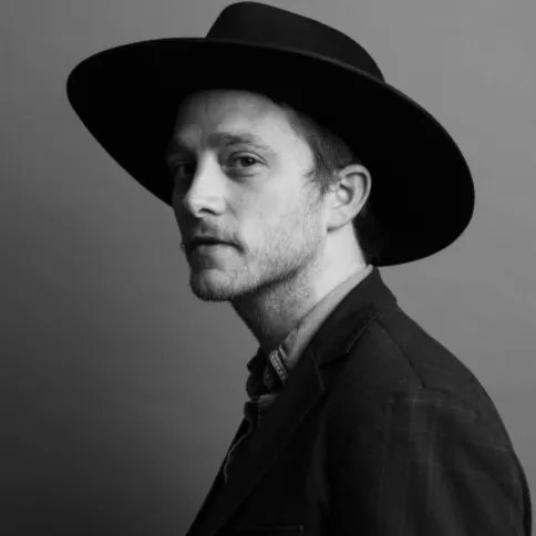 Nghệ sĩ Ryan J. Sloan