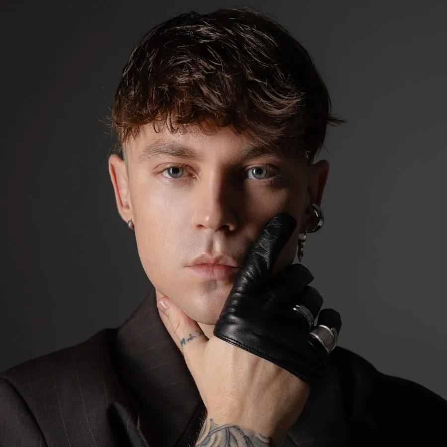 Nghệ sĩ Artem Pivovarov