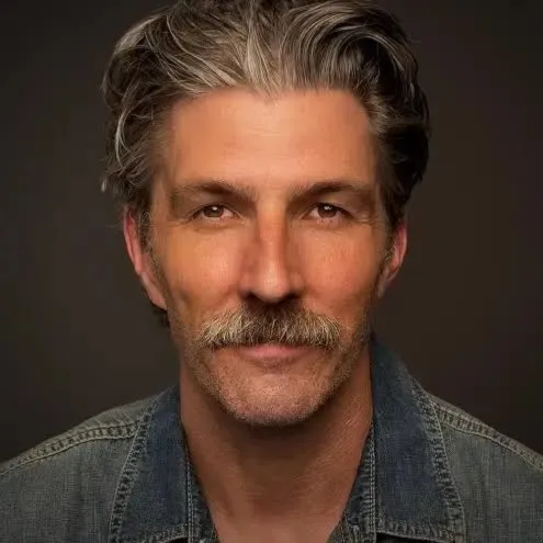 Nghệ sĩ Tyler Jon Olson