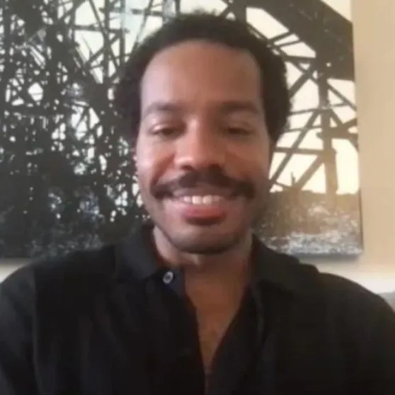 Nghệ sĩ Justin Douglas Powell