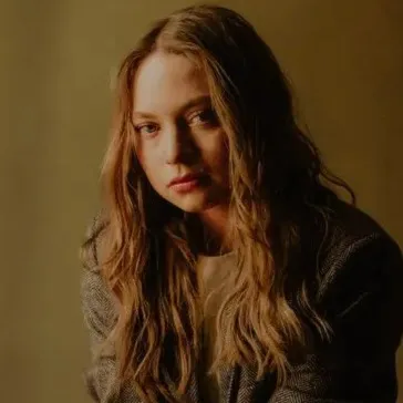 Nghệ sĩ Mia Threapleton