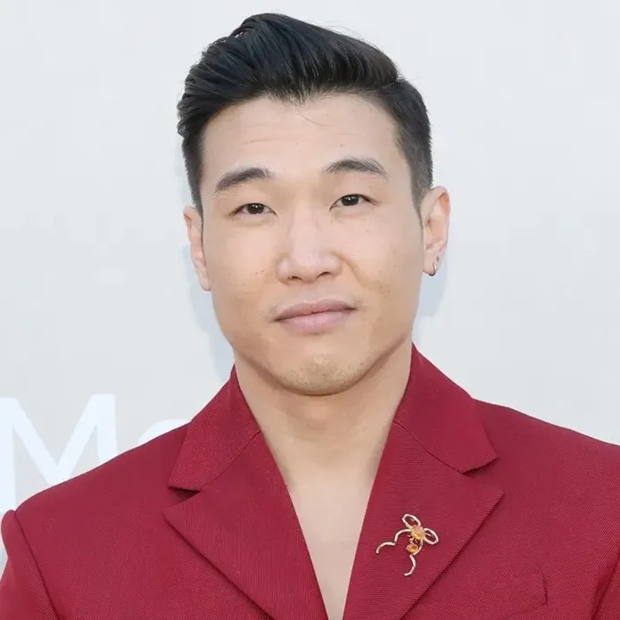 Nghệ sĩ Joel Kim Booster